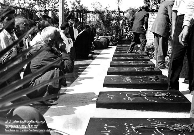 مزار شهدای ۳۰ تیر در گورستان ابن بابویه تهران در چهلمین روز شهادت آنان